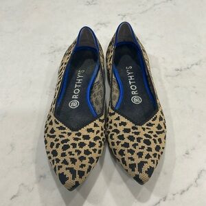 Great condition. White on bottom is just from a sticker. Machine washable.